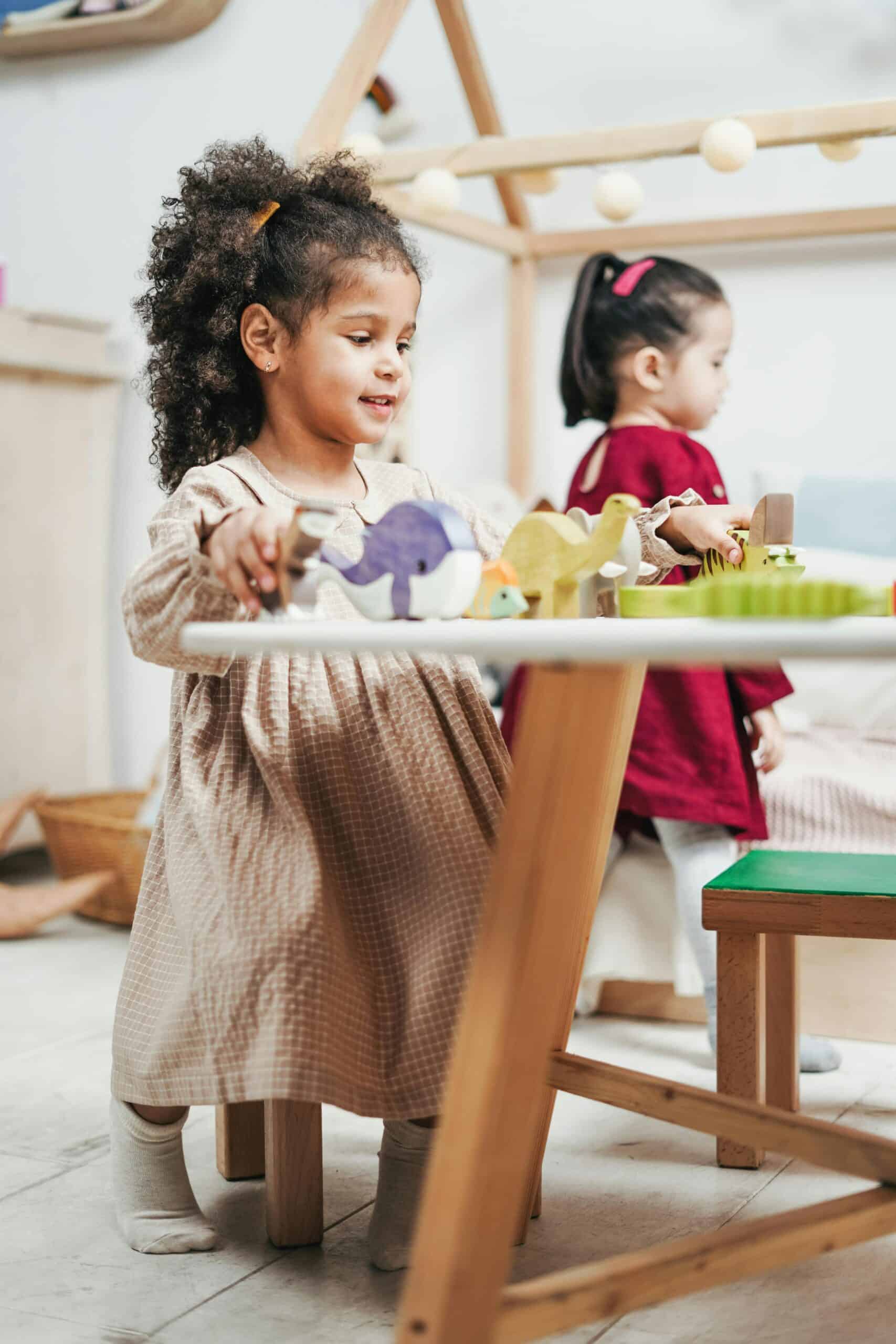 Niños jugando con juguetes de madera Montessori