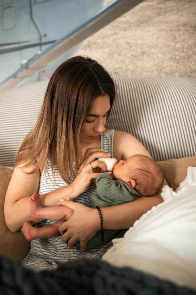 Madre alimentando a su bebé con biberón