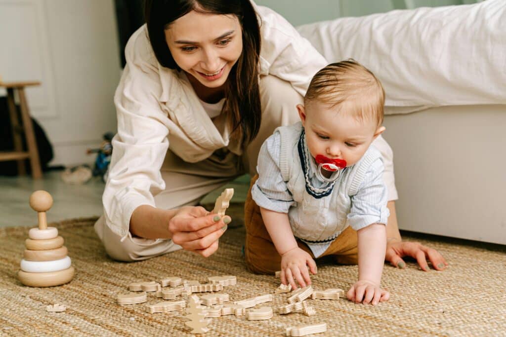 Bebé explorando juguetes Montessori de madera