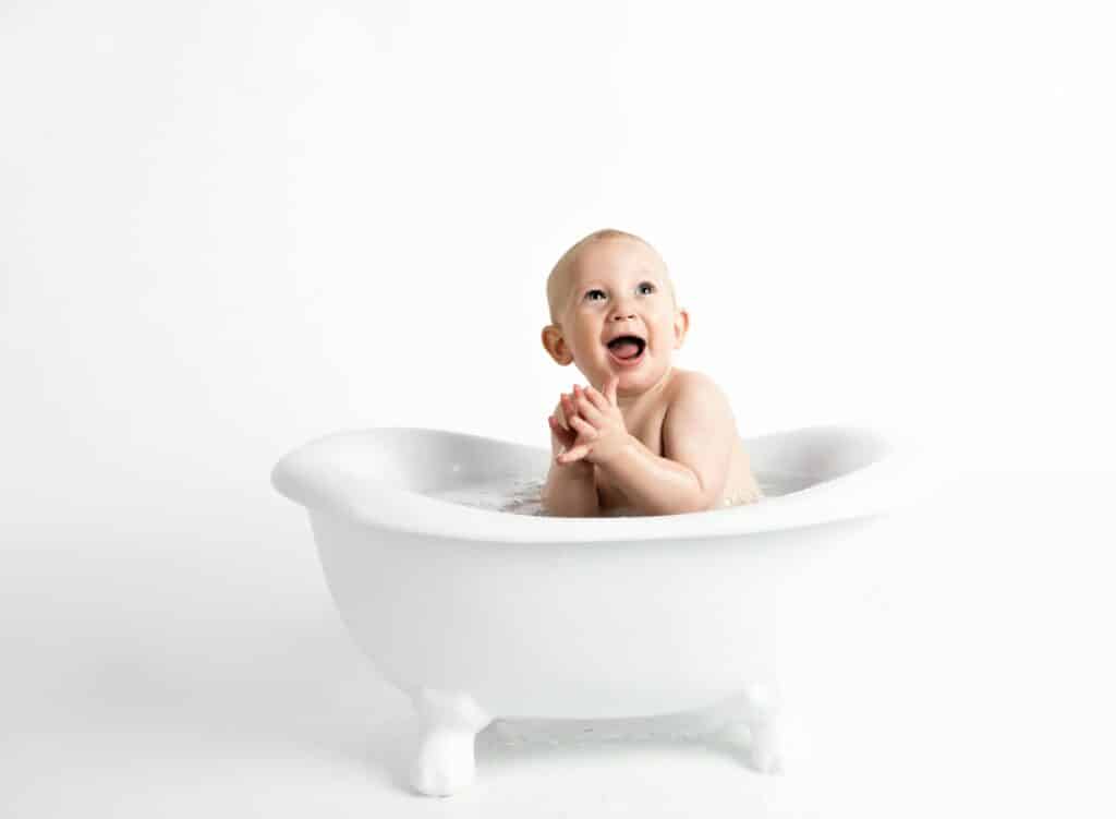 Bebé disfrutando del baño en su bañera
